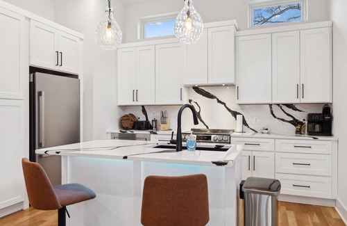 Haynes Area House | Stylish Multi-Level Retreat | Rooftop & Pool Table