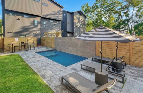 Haynes Area House | Stylish Multi-Level Retreat | Rooftop & Pool Table