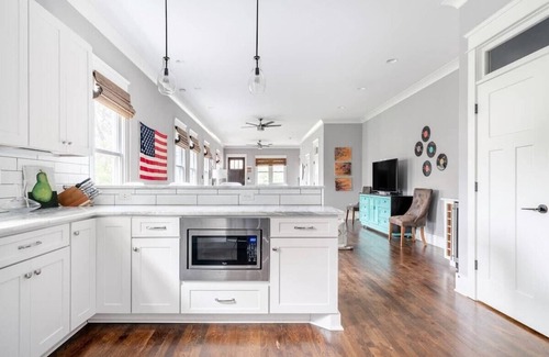 Eastwood House | Stylish Nashville Retreat for 10