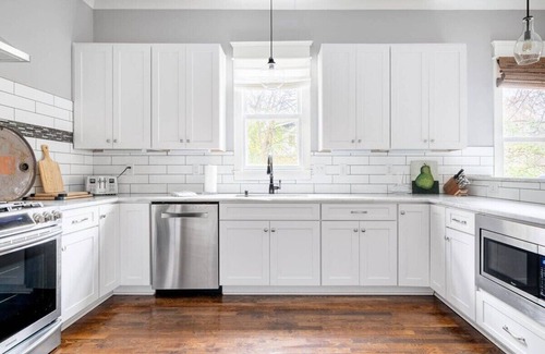 Eastwood House | Stylish Nashville Retreat for 10