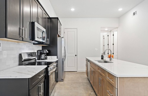 Memphis House | Stylish new build 2BR/2BA getaway w/gated parking