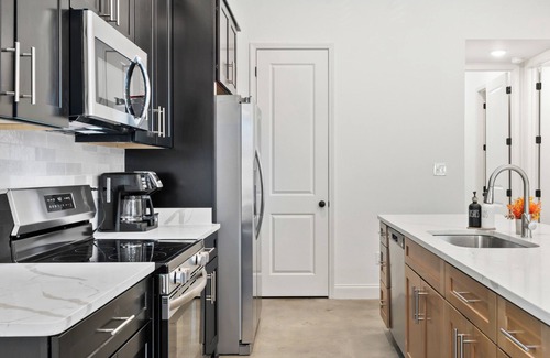 Memphis House | Stylish new build 2BR/2BA getaway w/gated parking