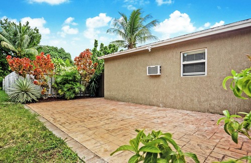 North Miami House | Stylish North Miami Guesthouse with King Bed, Parking, WIFI