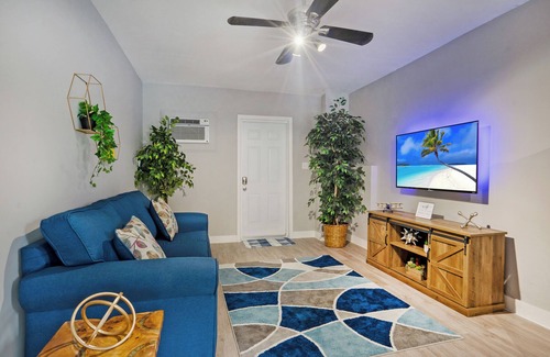 North Miami House | Stylish North Miami Guesthouse with King Bed, Parking, WIFI