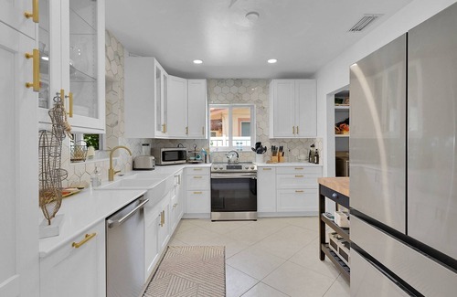 Beachway Estates House | Stylish Oasis: Near Attractions, Newly Renovated Home with Modern Amenities, Family and Dog-Friendly