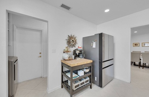 Beachway Estates House | Stylish Oasis: Near Attractions, Newly Renovated Home with Modern Amenities, Family and Dog-Friendly