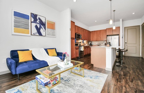 Central Business District Apartment | Stylish Oasis ~ ♥ of Downtown ~ ♛King Bed ~ Gym