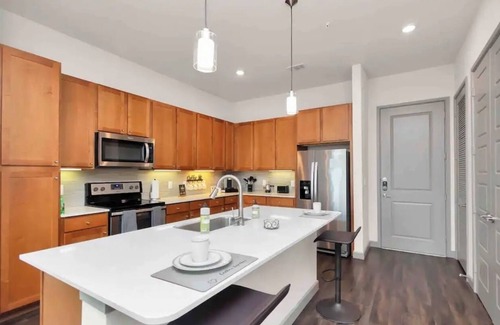 Central Business District Apartment | Stylish Oasis ~ ♥ of Downtown ~ ♛King Bed ~ Gym