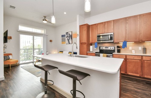 Central Business District Apartment | Stylish Oasis ~ ♥ of Downtown ~ ♛King Bed ~ Gym