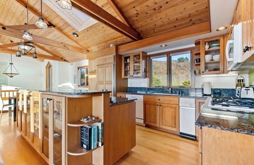Philo House | Stylish Oceanfront Home with Stunning Bluff Views, Deck & Balcony - Near Beach