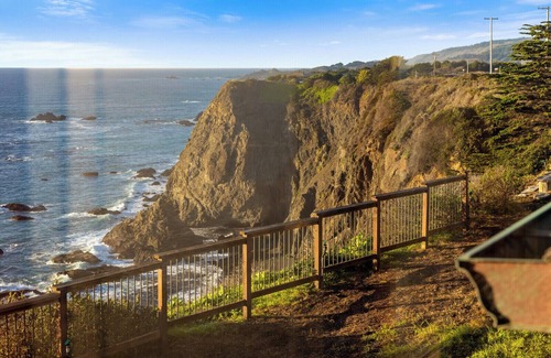 Philo House | Stylish Oceanfront Home with Stunning Bluff Views, Deck & Balcony - Near Beach