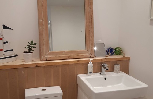 Barmouth Apartment | Stylish one bed apartment, 200 steps to the nearest beach.
