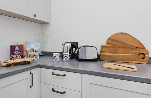 Boleyn Apartment | Stylish one bedroom flat near Kew Gardens by UnderTheDoormat
