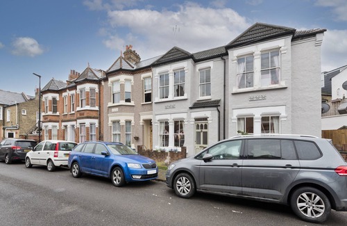 Boleyn Apartment | Stylish one bedroom flat near Kew Gardens by UnderTheDoormat