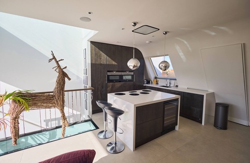 Addison Apartment | Stylish Penthouse - Balcony & Views - Holland Park
