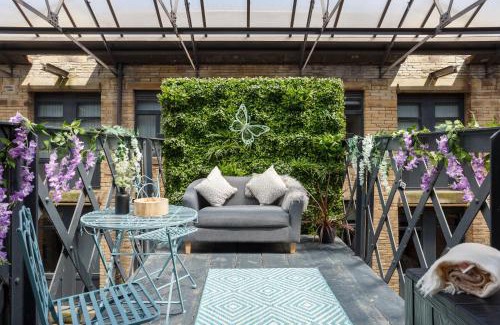 Bradford Apartment | Stylish Penthouse with outside balcony!