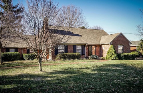 Northfield House | Stylish & Perfect for DERBY close to dining, shopping w/NEW POOL