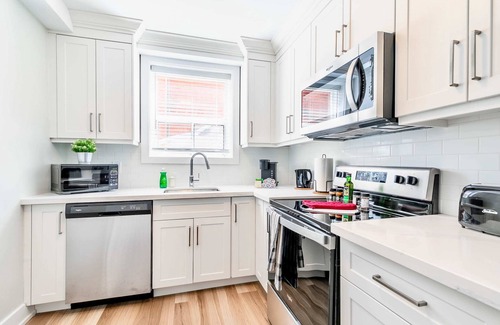 Hamilton Apartment | Stylish Pet-friendly 1BR Suite—Corktown Hamilton