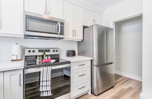 Hamilton Apartment | Stylish Pet-friendly 1BR Suite—Corktown Hamilton