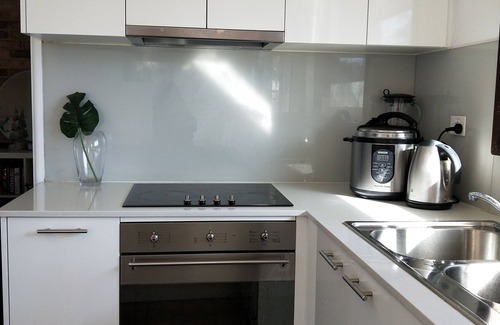 Glenfield House | Stylish Pet Friendly Master Suite + Renovated Ensuite + TV + Free Tea Coffee