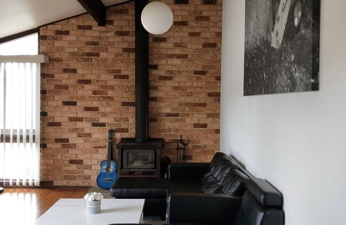 Glenfield House | Stylish Pet Friendly Master Suite + Renovated Ensuite + TV + Free Tea Coffee