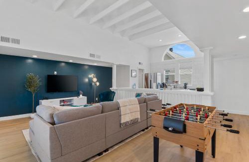 Camelback East House | Stylish Phoenix Townhome - Foosball Table, Laundry, Parking!