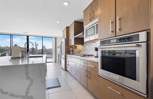 Eastlake House | Stylish Pool & Stunning Views