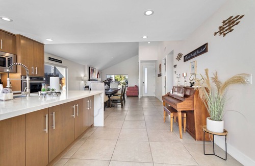 Eastlake House | Stylish Pool & Stunning Views