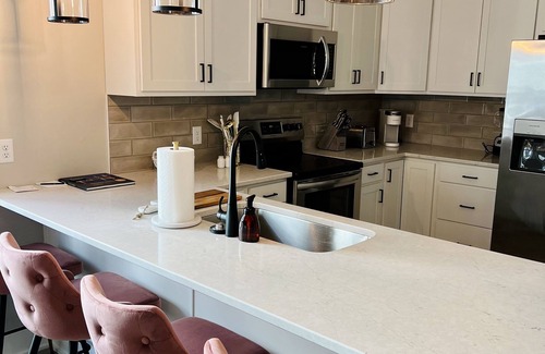 Dahlman House | Stylish Pristine New Townhouse with porch and rooftop deck- 5 min from downtown!