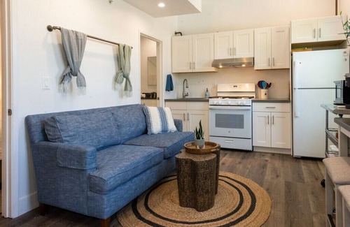 Mar Vista Apartment | Stylish Private Gorgeous 2 Story Guesthouse + Parking