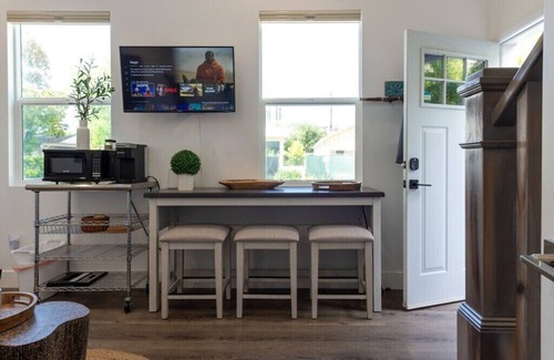 Mar Vista Apartment | Stylish Private Gorgeous 2 Story Guesthouse + Parking