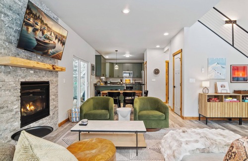 Paradise Estates Cabin | Stylish Rainier Retreat – Hot Tub & Stargazing