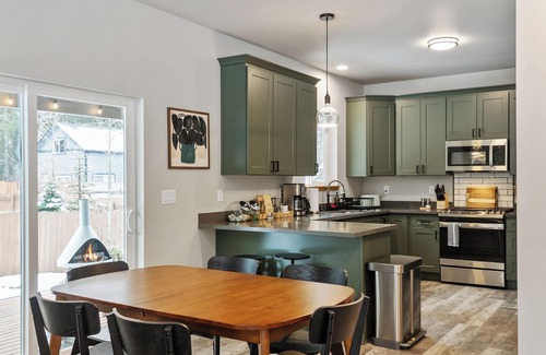 Paradise Estates Cabin | Stylish Rainier Retreat – Hot Tub & Stargazing
