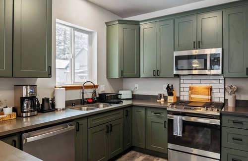 Paradise Estates Cabin | Stylish Rainier Retreat – Hot Tub & Stargazing
