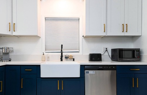 Belmont Heights House | Stylish, Renovated 3BDR Private Bungalow – 5 Min walk to Beach and Pet Friendly