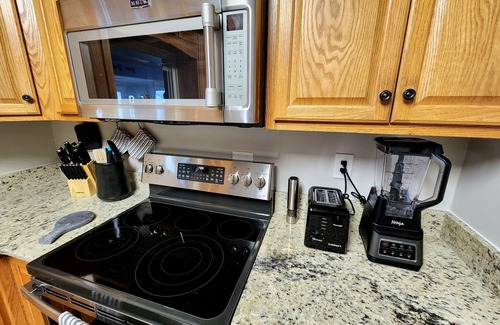 Beavercreek House | Stylish Retreat: Hot Tub, Spa, Massage Chair, Arcade, PinballnWPAFB Museum