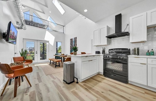Front Park House | Stylish & Roomy Full House Dtwn