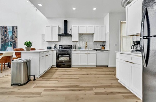 Front Park House | Stylish & Roomy Full House Dtwn