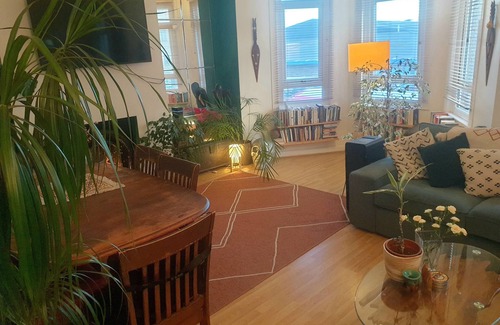 Wood Green Apartment | Stylish sanctuary in bustling Wood Green, close to tube, shops and parks