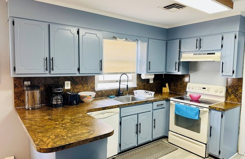 Seaside Heights Condo | Stylish Seaside Serenity with Pool Jersey Shore - Heart-Shaped Tub & Sunroom