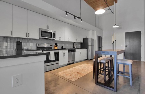 Judson Apartment | Stylish & Serene | Pool | Gym | Mins from DT GVL!