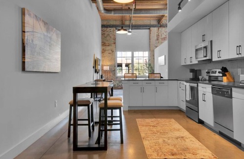 Judson Apartment | Stylish & Serene | Pool | Gym | Mins from DT GVL!