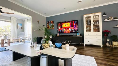 Deer Park House | Stylish Small Ocean Homestay Near Deer Park Train Station