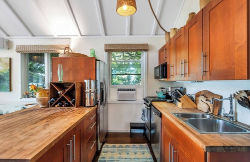 Tuckahoe House | Stylish Southampton Waterfront Escape: Private Beach, Panoramic Bay Views &.