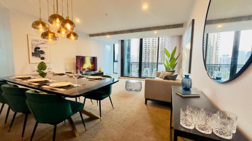 Southbank Apartment | Stylish Southbank apartment Plus Free Parking for 2 Cars