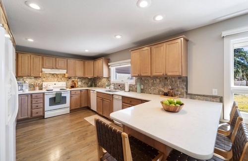 Skyway House | Stylish Spacious Retreat in Skyway - Broadmoor Area - Walk to Hiking - Sleeps 5