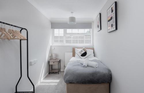 Bletchley House | Stylish & Spacious 3BR Home With Private Driveway
