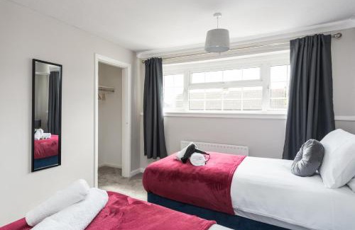 Bletchley House | Stylish & Spacious 3BR Home With Private Driveway