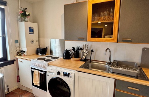 Pleasance Apartment | Stylish & Spacious City-Centre Flat | Prime Location, PS5, Netflix, Dining Space