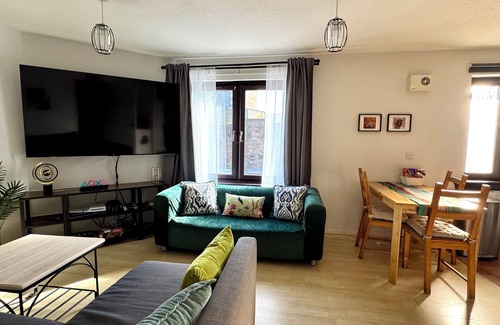 Pleasance Apartment | Stylish & Spacious City-Centre Flat | Prime Location, PS5, Netflix, Dining Space